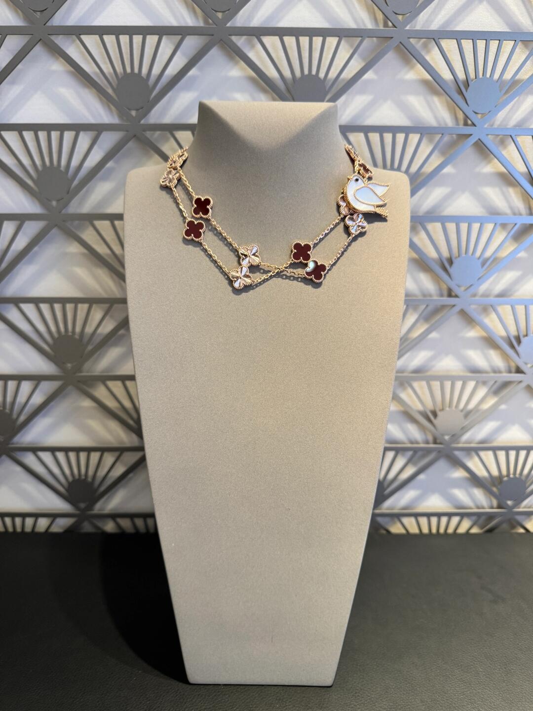 [baslovejewels]CLOVER 20 MOTIFS LASER CARNELIAN NECKLACE