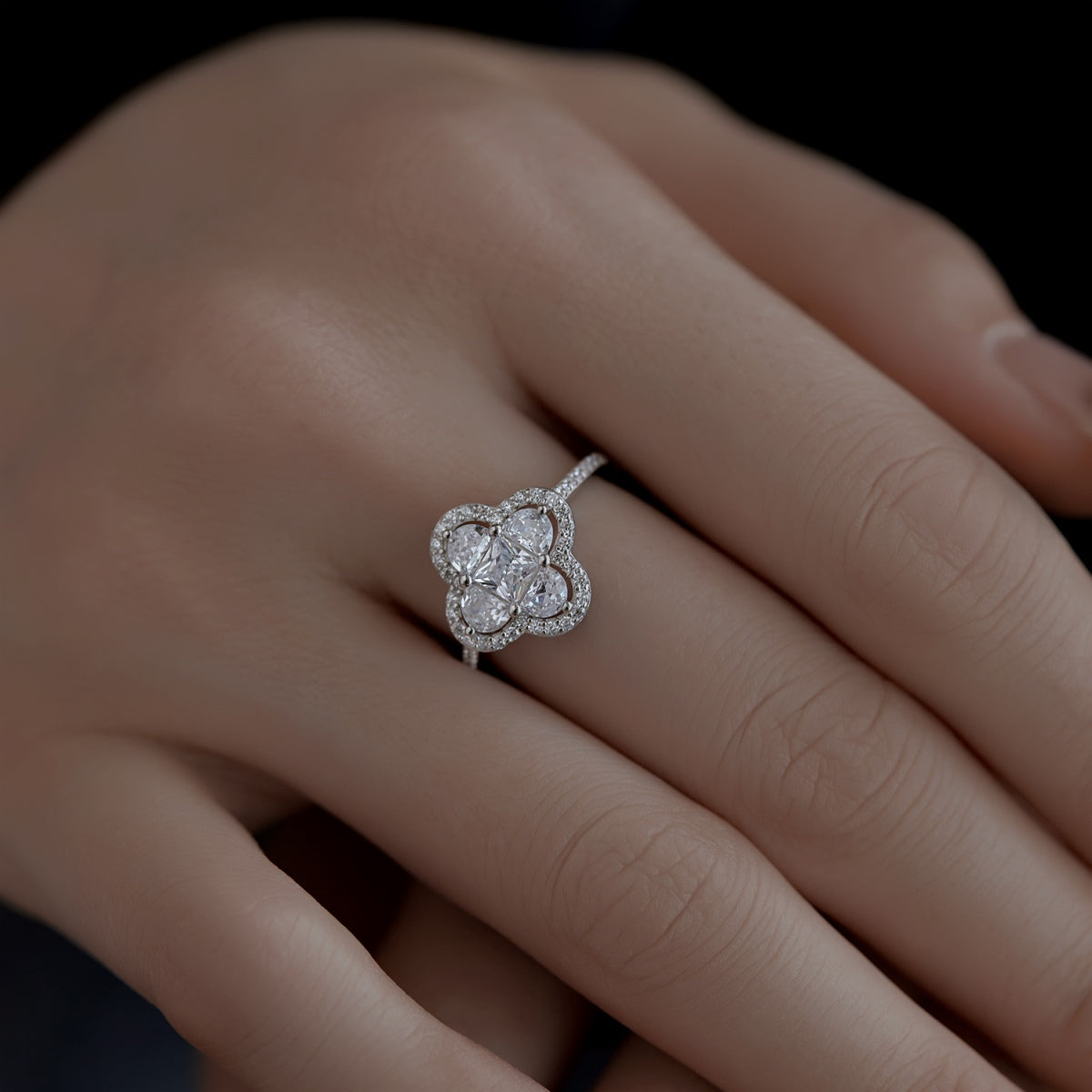 [baslovejewels]Luxurious Eternity Flower Shape Banquet Ring