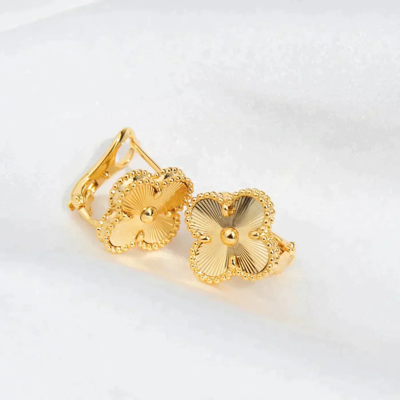 [Basjewels]CLOVER MEDIUM 1 MOTIFS LASER EARRINGS