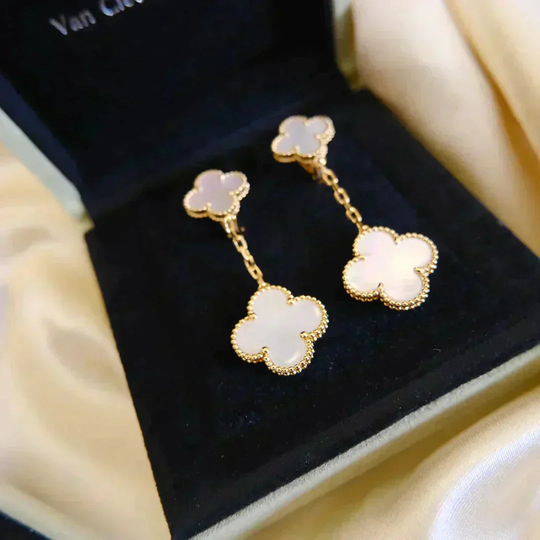 [Basjewels]CLOVER 2 MOTIF WHITE MOP EARRINGS