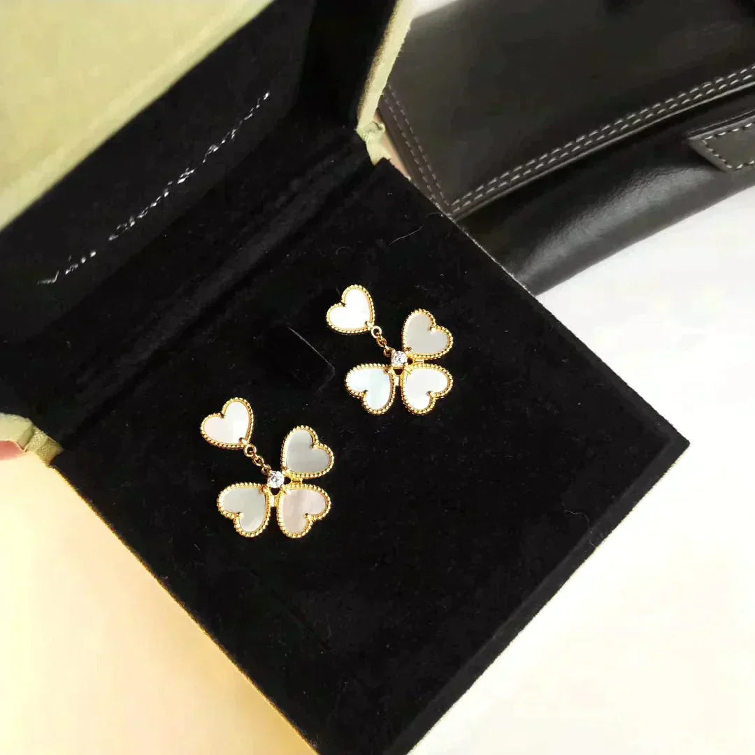 [Basjewels]CLOVER SWEET WHITE MOP EARRINGS