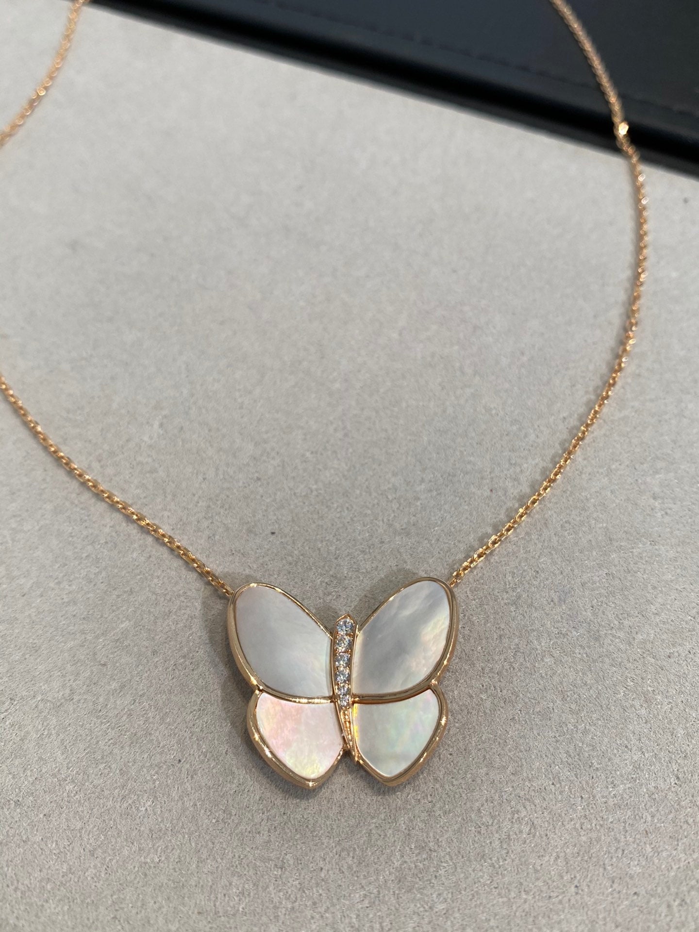 [Basjewels]BUTTERFLY GOLD MOP DIAMOND NECKLACE