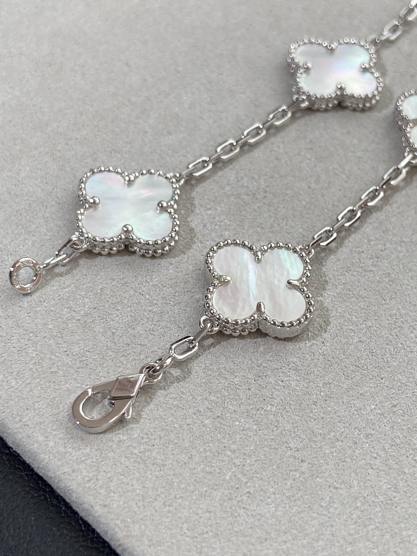 [Basjewels]CLOVER SILVER MOP 5 MOTIF BRACELET