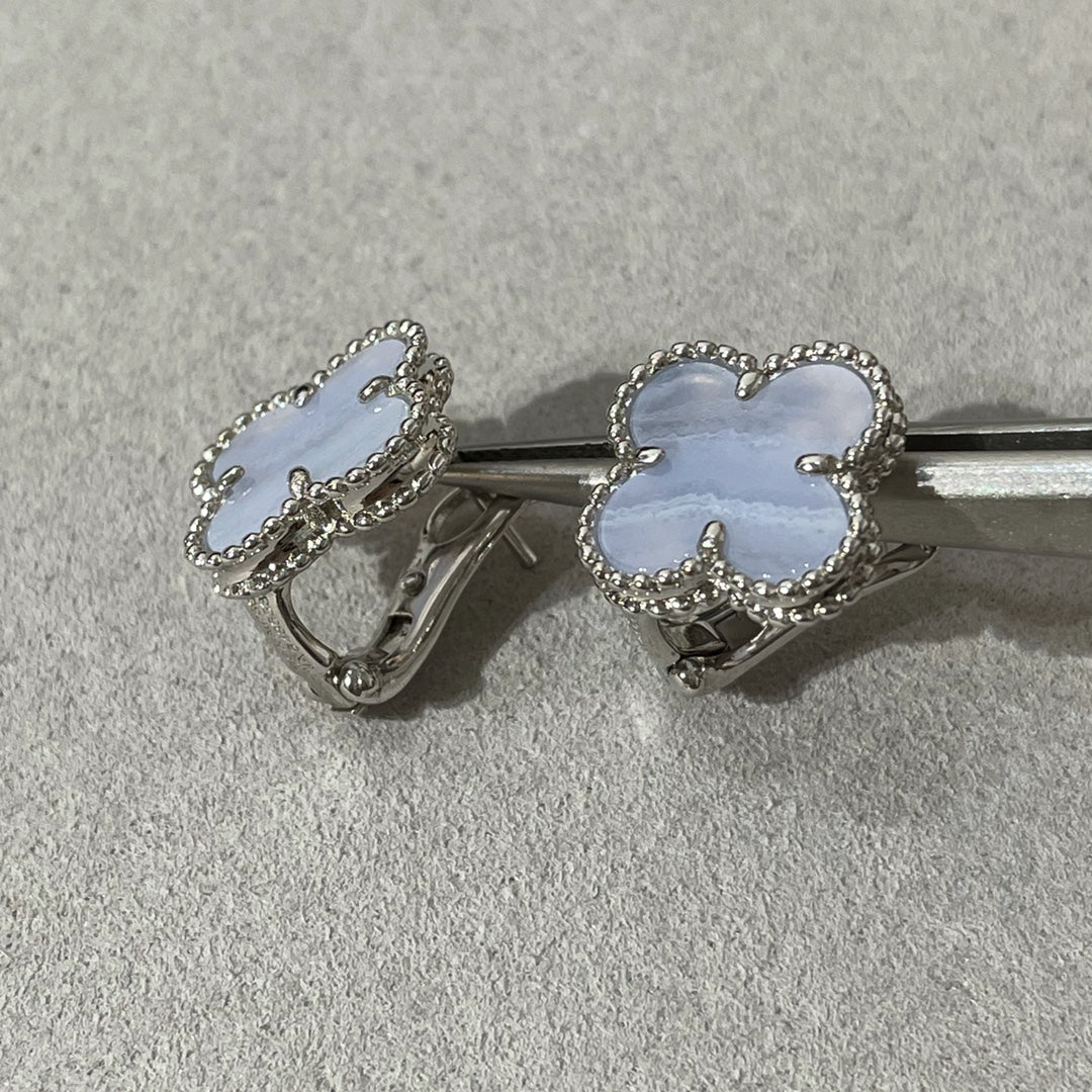 [Basjewels]CLOVER CHALCEDONY SILVER STUD EARRINGS