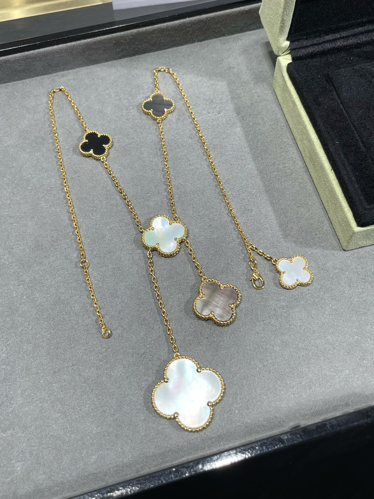 [Basjewels]CLOVER 6 MOTIF MOP ONYX GOLD NECKLACE