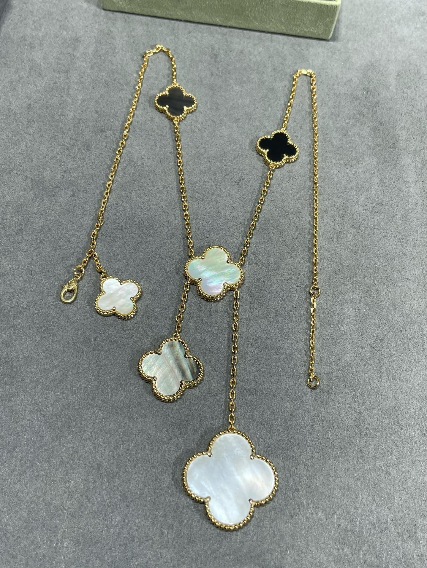 [Basjewels]CLOVER 6 MOTIF MOP ONYX GOLD NECKLACE