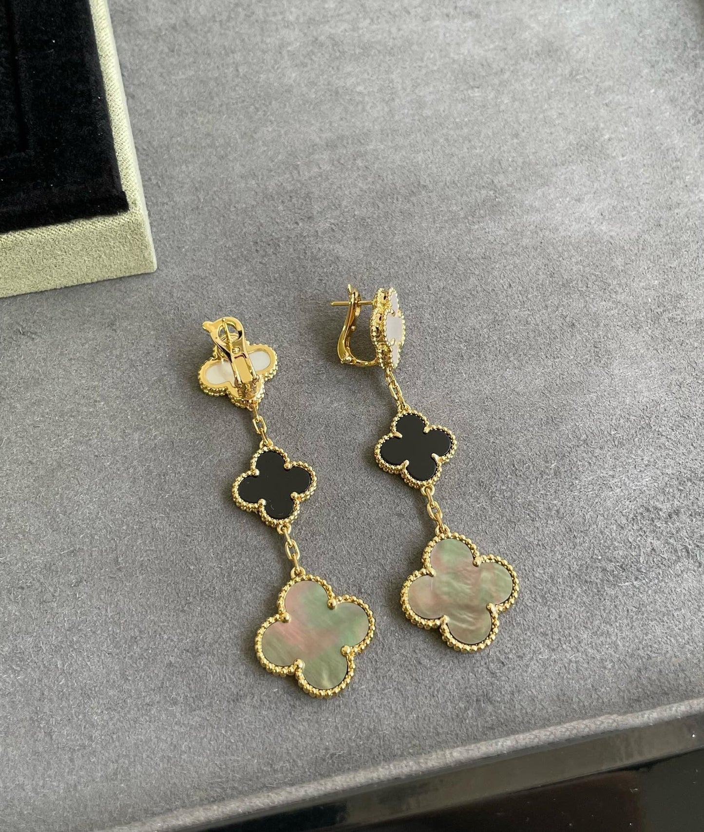 [Basjewels]CLOVER 3 MOTIF MOP ONYX DARK MOP PINK GOLD EARRINGS