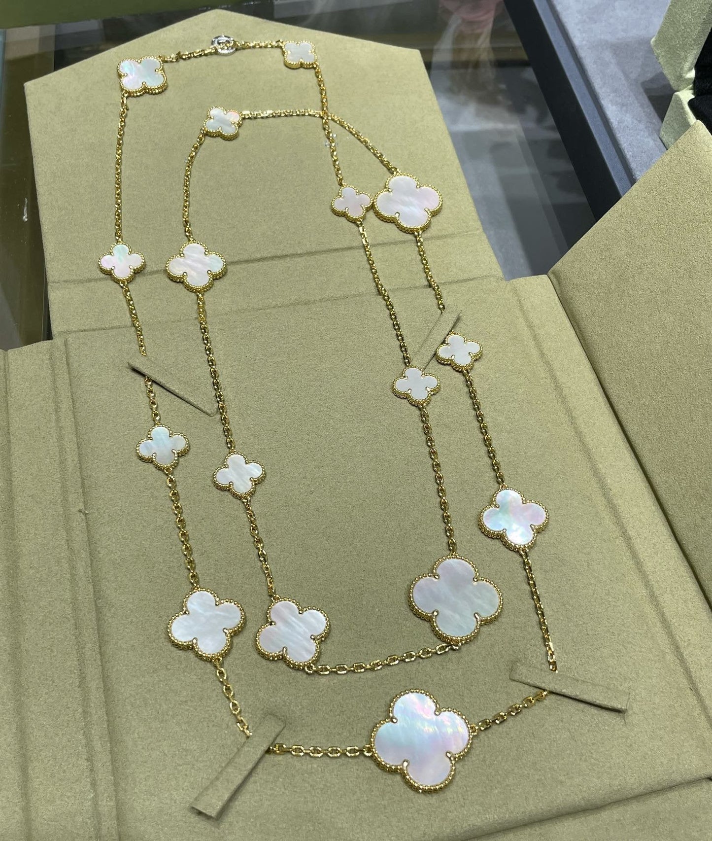 [Basjewels]CLOVER 16 MOTIF WHITE MOP GOLD NECKLACE