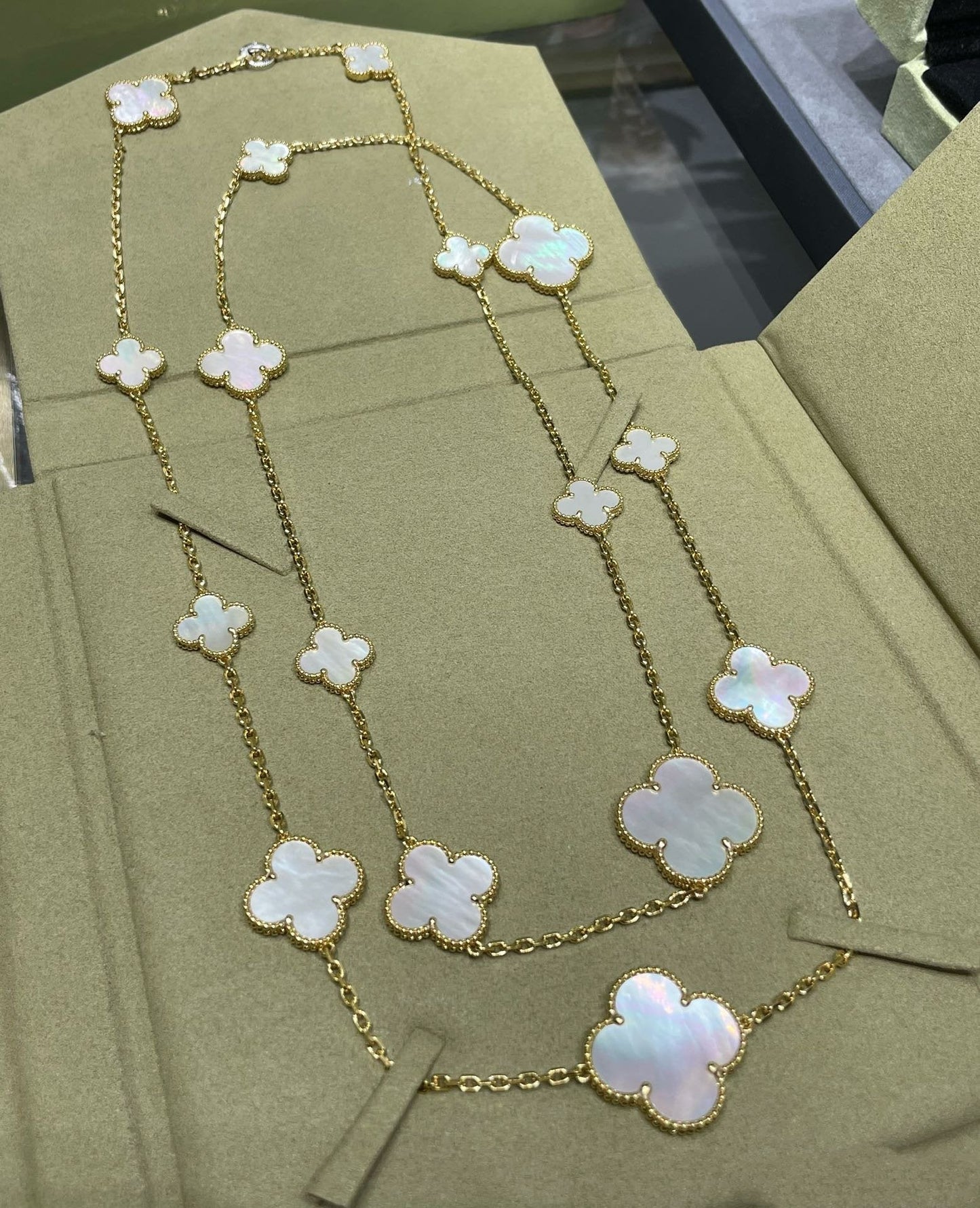 [Basjewels]CLOVER 16 MOTIF WHITE MOP GOLD NECKLACE