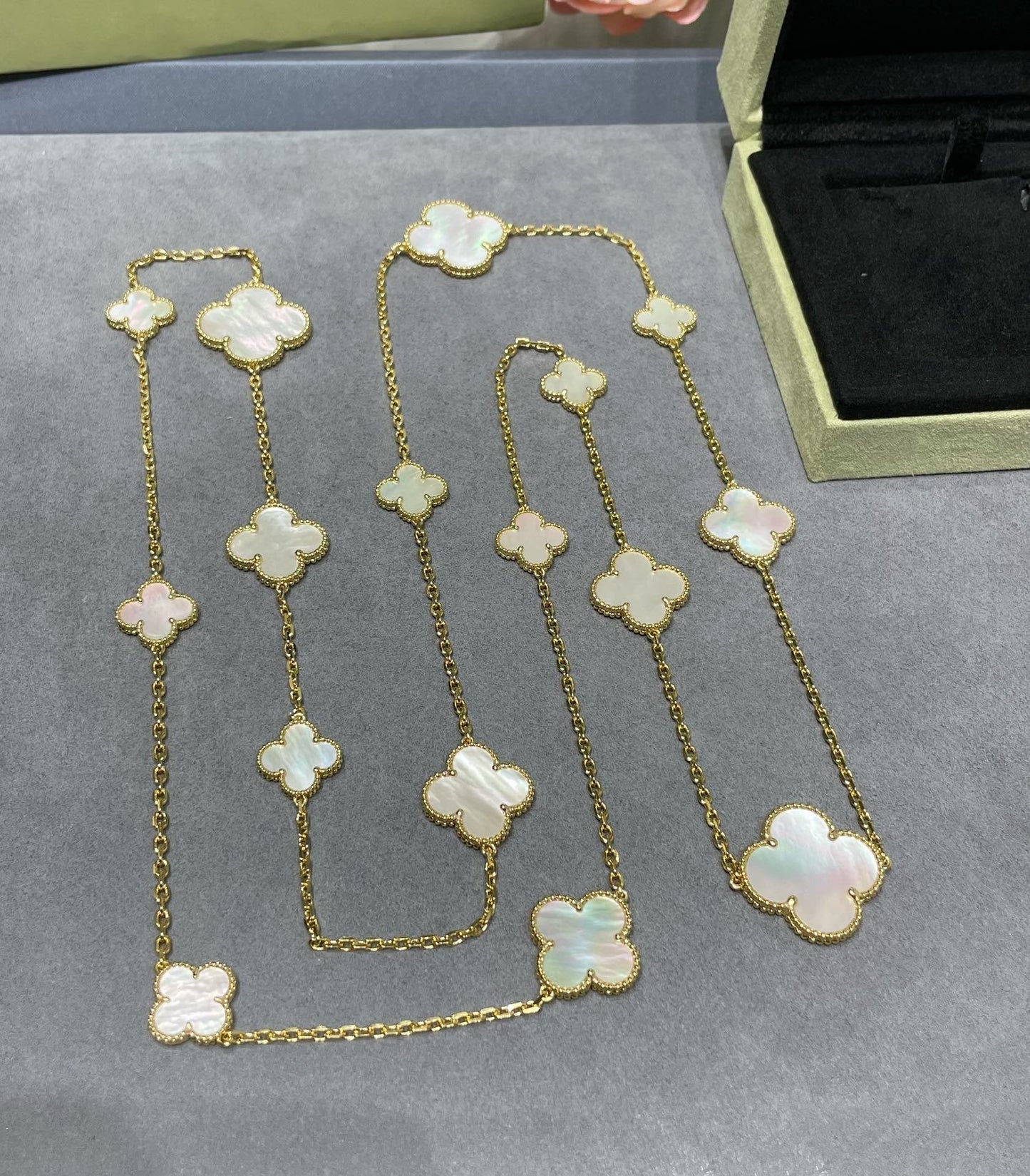 [Basjewels]CLOVER 16 MOTIF WHITE MOP GOLD NECKLACE