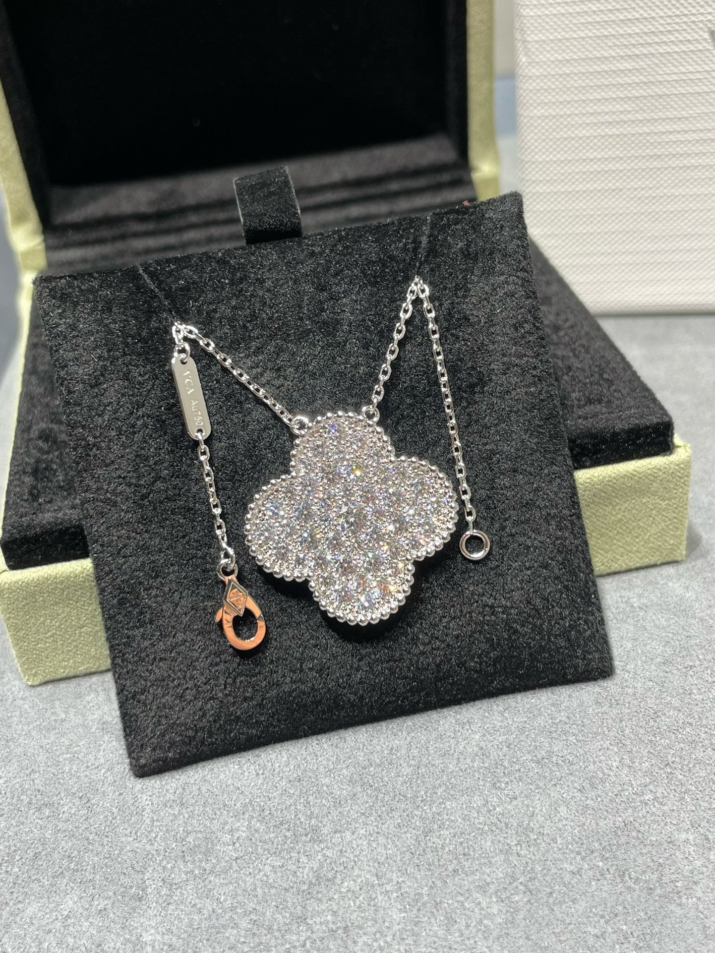 [Basjewels]CLOVER 25MM LARGE PENDANT DIAMOND PAVED SILVER NECKLACE