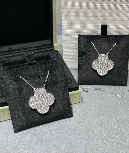 [Basjewels]CLOVER 25MM LARGE PENDANT DIAMOND PAVED SILVER NECKLACE