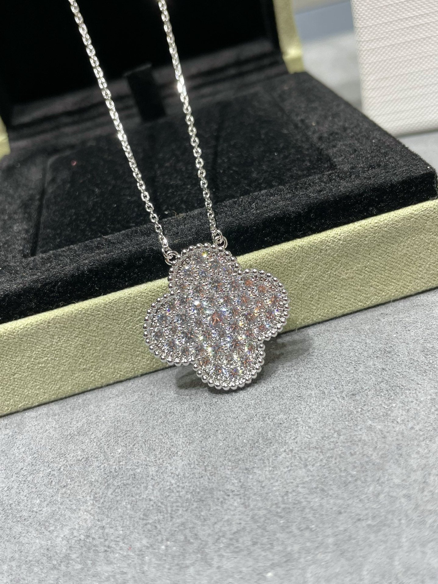 [Basjewels]CLOVER 25MM LARGE PENDANT DIAMOND PAVED SILVER NECKLACE