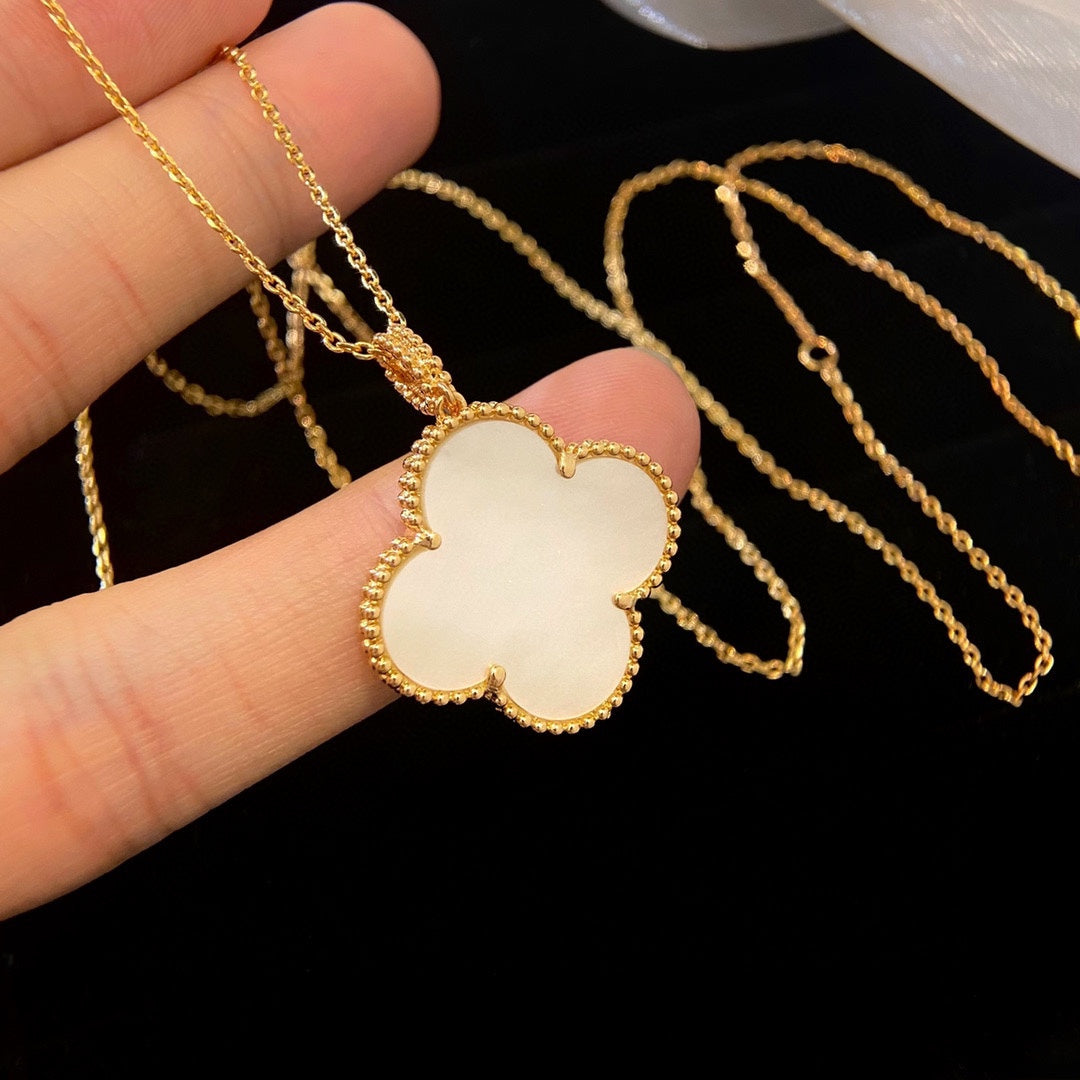 [Basjewels]CLOVER 25MM MOP LARGE PENDANT NECKLACE