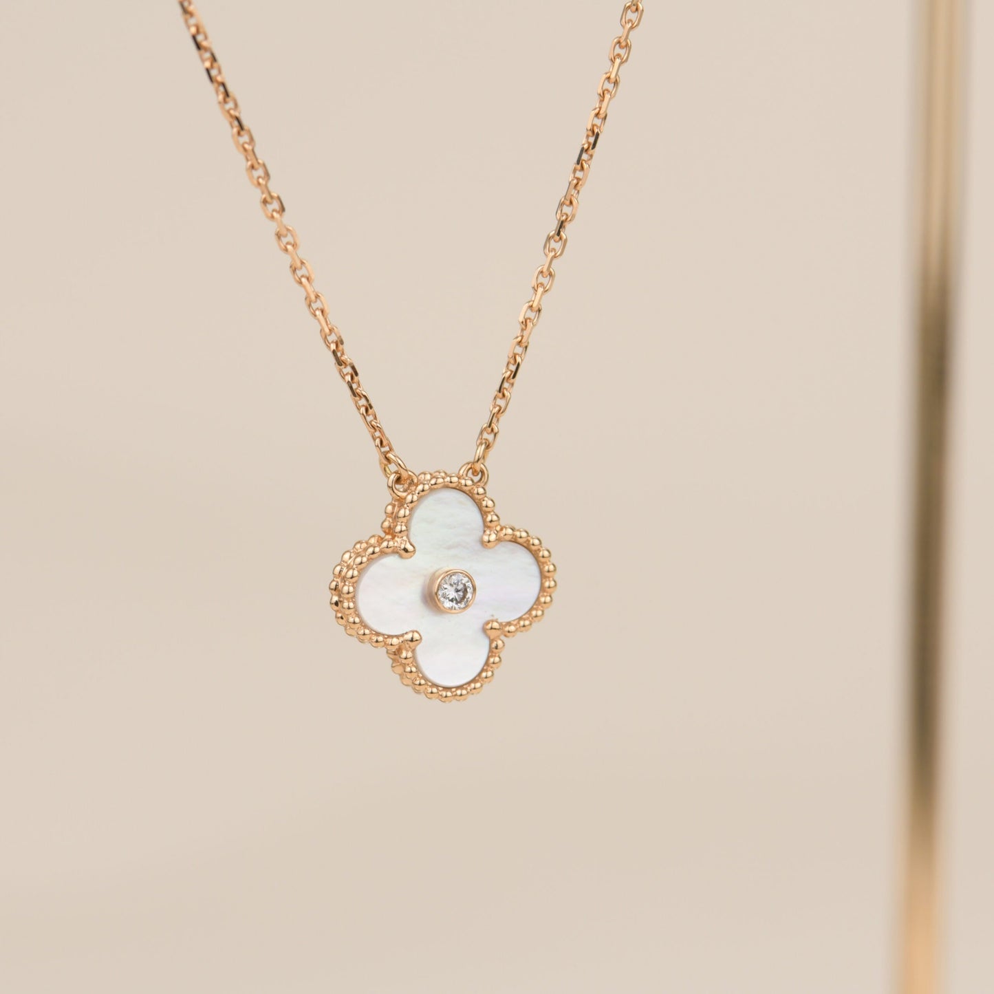 [Basjewels]CLOVER 15MM DIAMOND WHITE FRITILLARIA NECKLACE