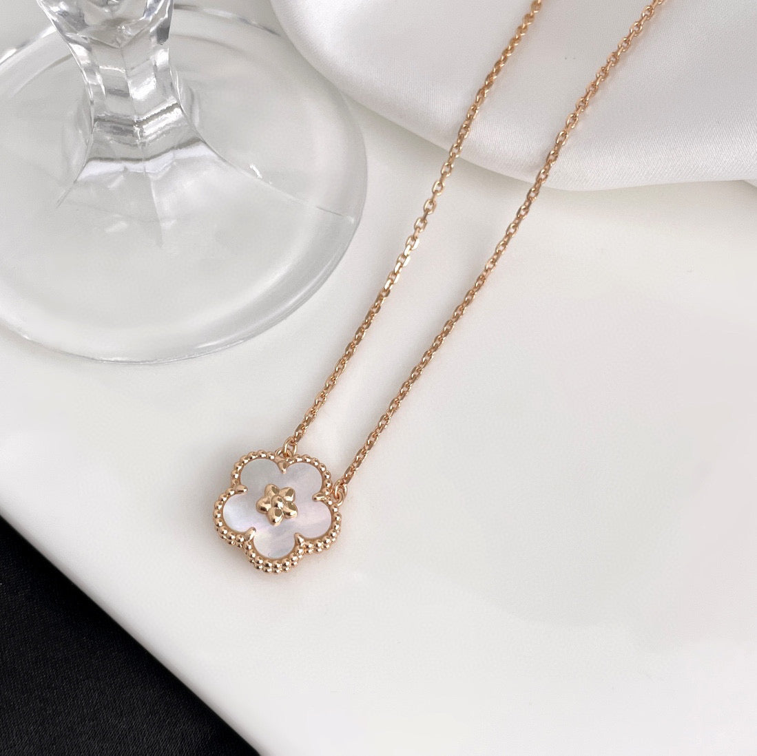 [Basjewels]LUCKY  WHITE MOP  PLUM BLOSSOM NECKLACE