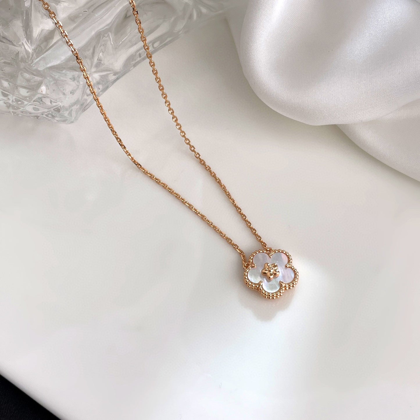 [Basjewels]LUCKY  WHITE MOP  PLUM BLOSSOM NECKLACE