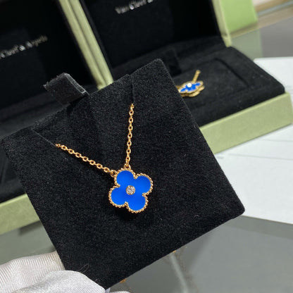 [Basjewels]CLOVER 15MM DIAMOND AND BLUE AGATE NECKLACE