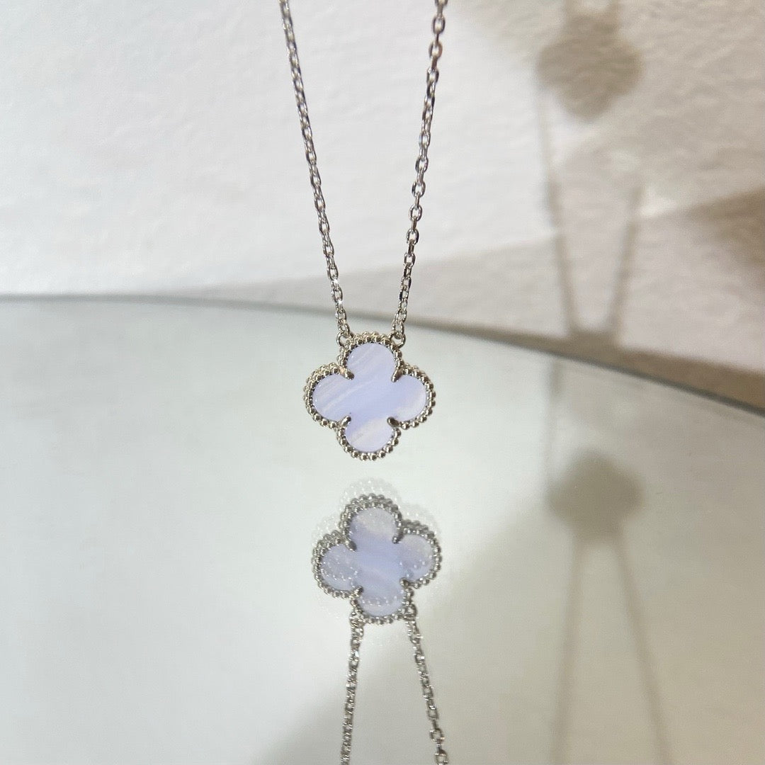 [Basjewels]CLOVER 15MM BLUE CHALCEDONY NECKLACE SILVER