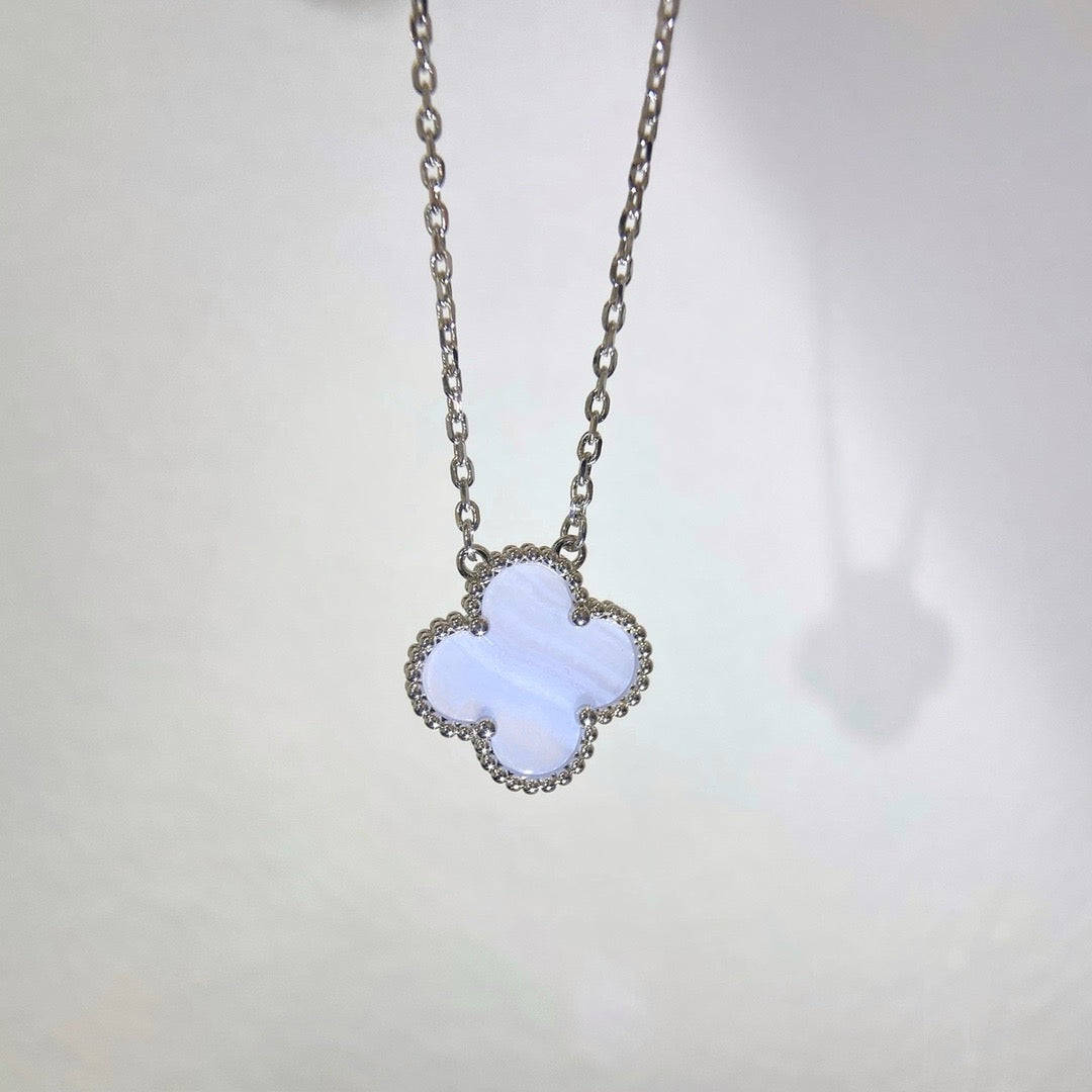 [Basjewels]CLOVER 15MM BLUE CHALCEDONY NECKLACE SILVER