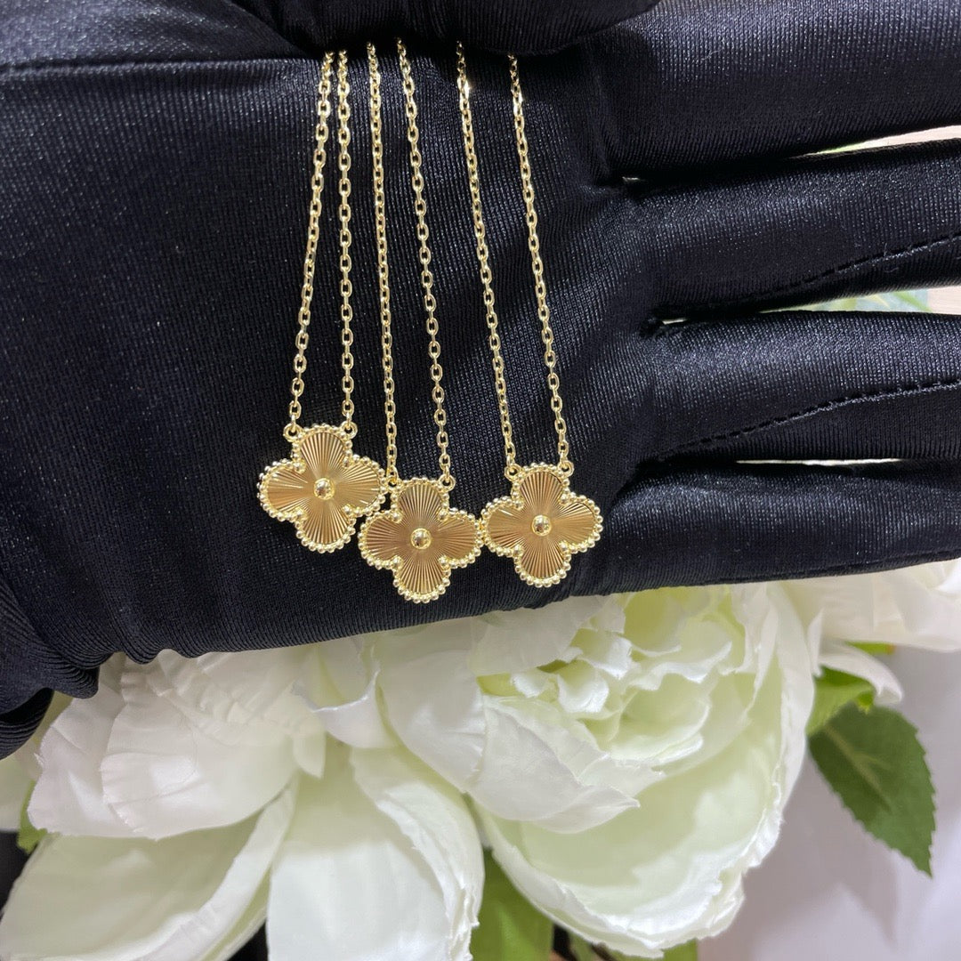 [Basjewels]CLOVER 15MM LASER NECKLACE