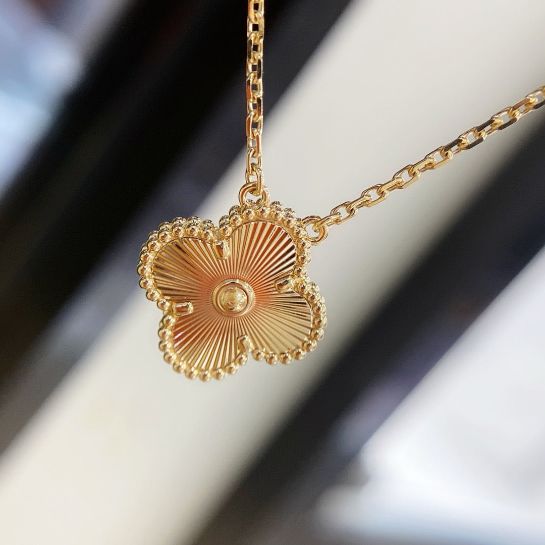 [Basjewels]CLOVER 15MM LASER NECKLACE