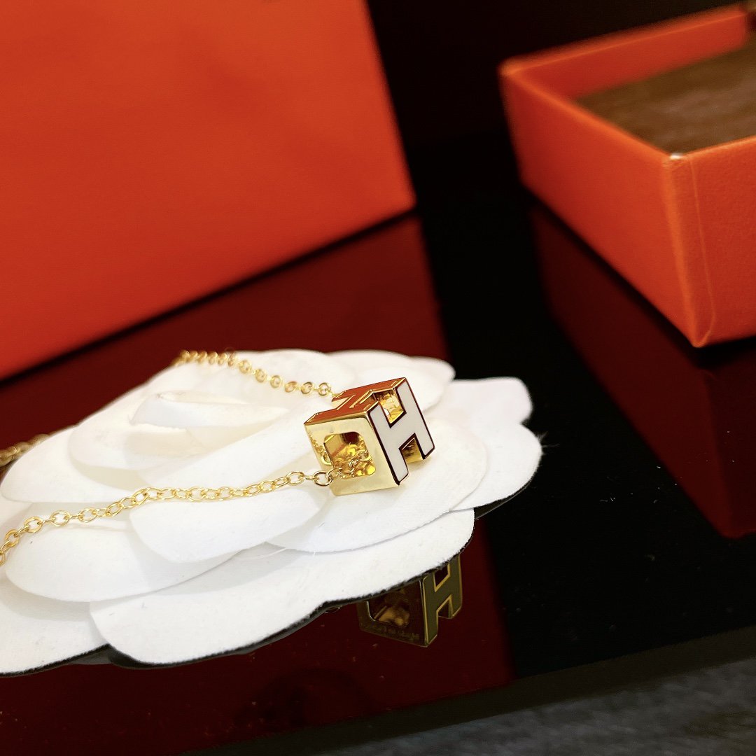 [baslovejewels]H WHITE SQUARE GOLD NECKLACE