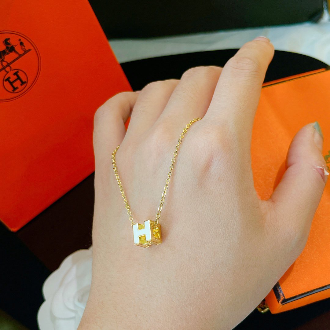 [Basjewels]H WHITE SQUARE GOLD NECKLACE