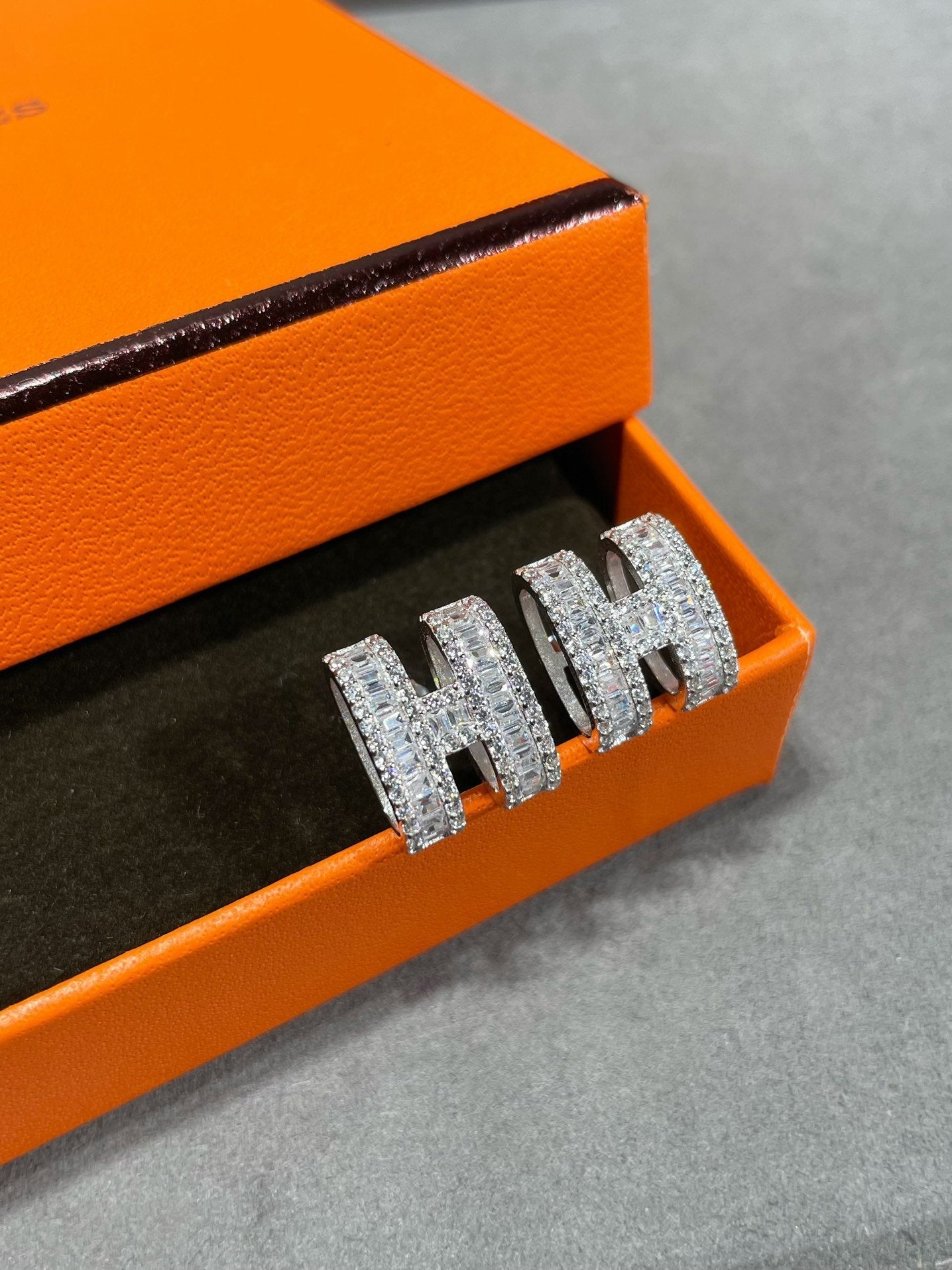 [Basjewels]H STUD EARRINGS WITH SILVER DIAMONDS