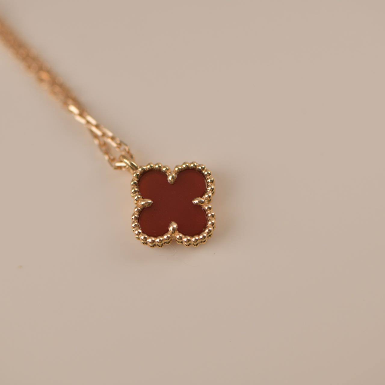 [Basjewels]CLOVER MINI 9.5MM WHITE CARNELIANS NECKLACE