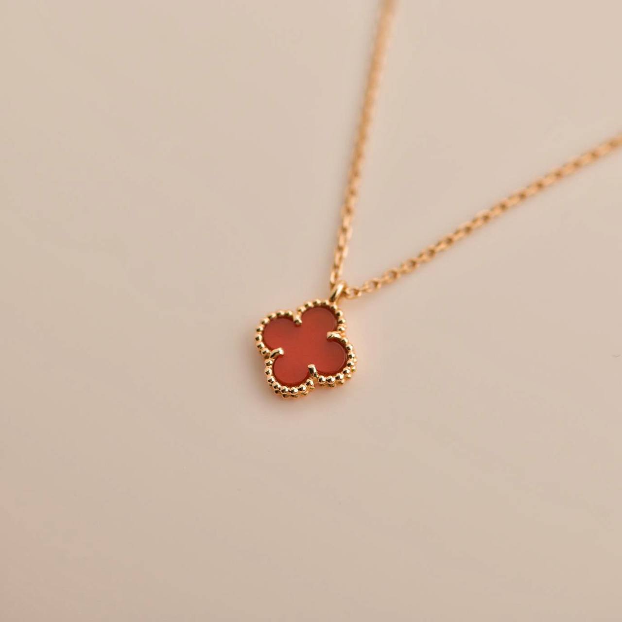 [Basjewels]CLOVER MINI 9.5MM WHITE CARNELIANS NECKLACE