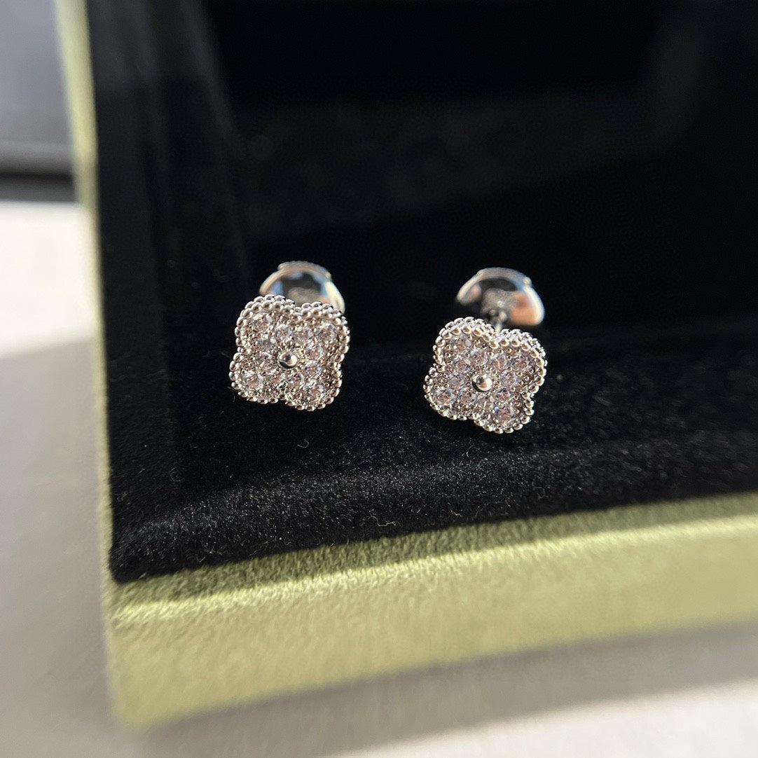 [Basjewels]CLOVER MINI DIAMOND STUD EARRINGS